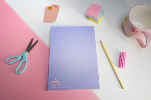 A5-Notizblock FLAMINGO im Hochformat mit 50 Seiten. Zauberhaftes Design mit Flamingo-Motiv – ideal für kreative Gedanken, To-do-Listen und Tagesplanung. Der perfekte Begleiter für farbenfrohen Schreibspaß im Alltag.
