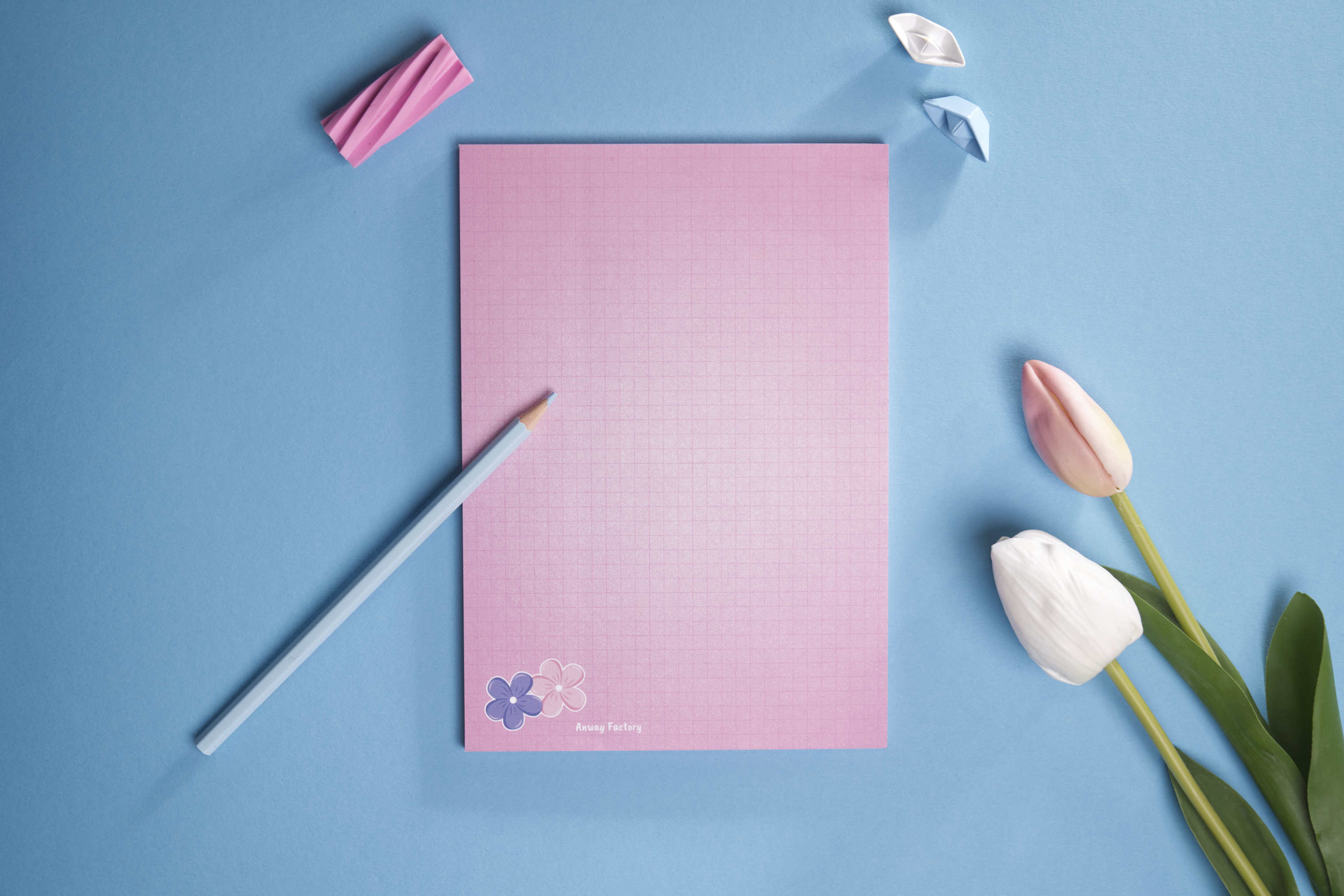 A5-Notizblock FLOWER im Hochformat mit 50 liebevoll gestalteten Blättern im floralen Design. Ideal zum Festhalten von Ideen, To-dos und Gedanken – ein verspielter Begleiter für den Alltag.