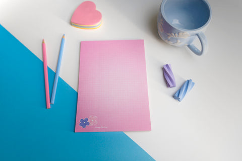 A5-Notizblock FLOWER im Hochformat mit 50 liebevoll gestalteten Blättern im floralen Design. Ideal zum Festhalten von Ideen, To-dos und Gedanken – ein verspielter Begleiter für den Alltag.