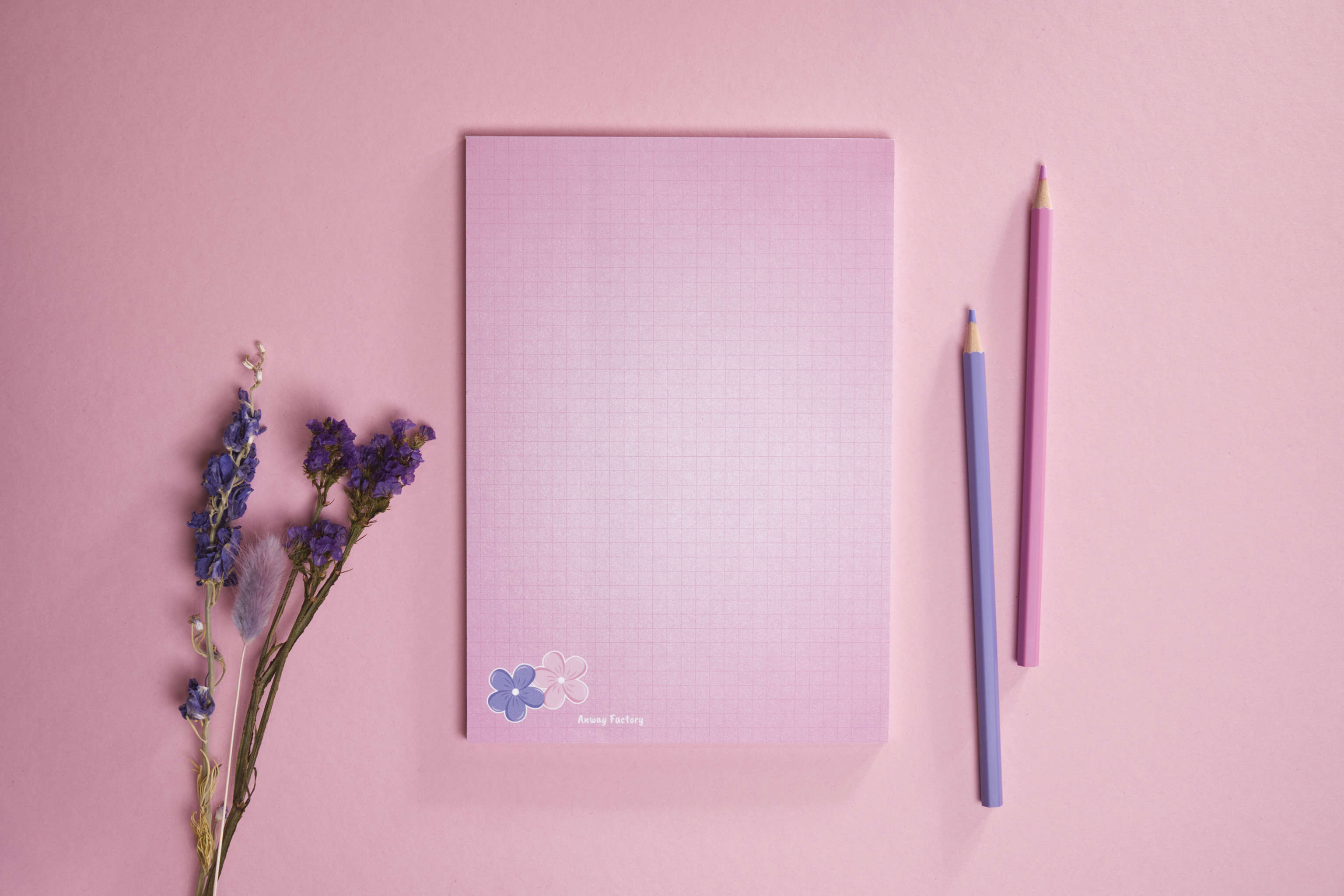 A5-Notizblock FLOWER im Hochformat mit 50 liebevoll gestalteten Blättern im floralen Design. Ideal zum Festhalten von Ideen, To-dos und Gedanken – ein verspielter Begleiter für den Alltag.