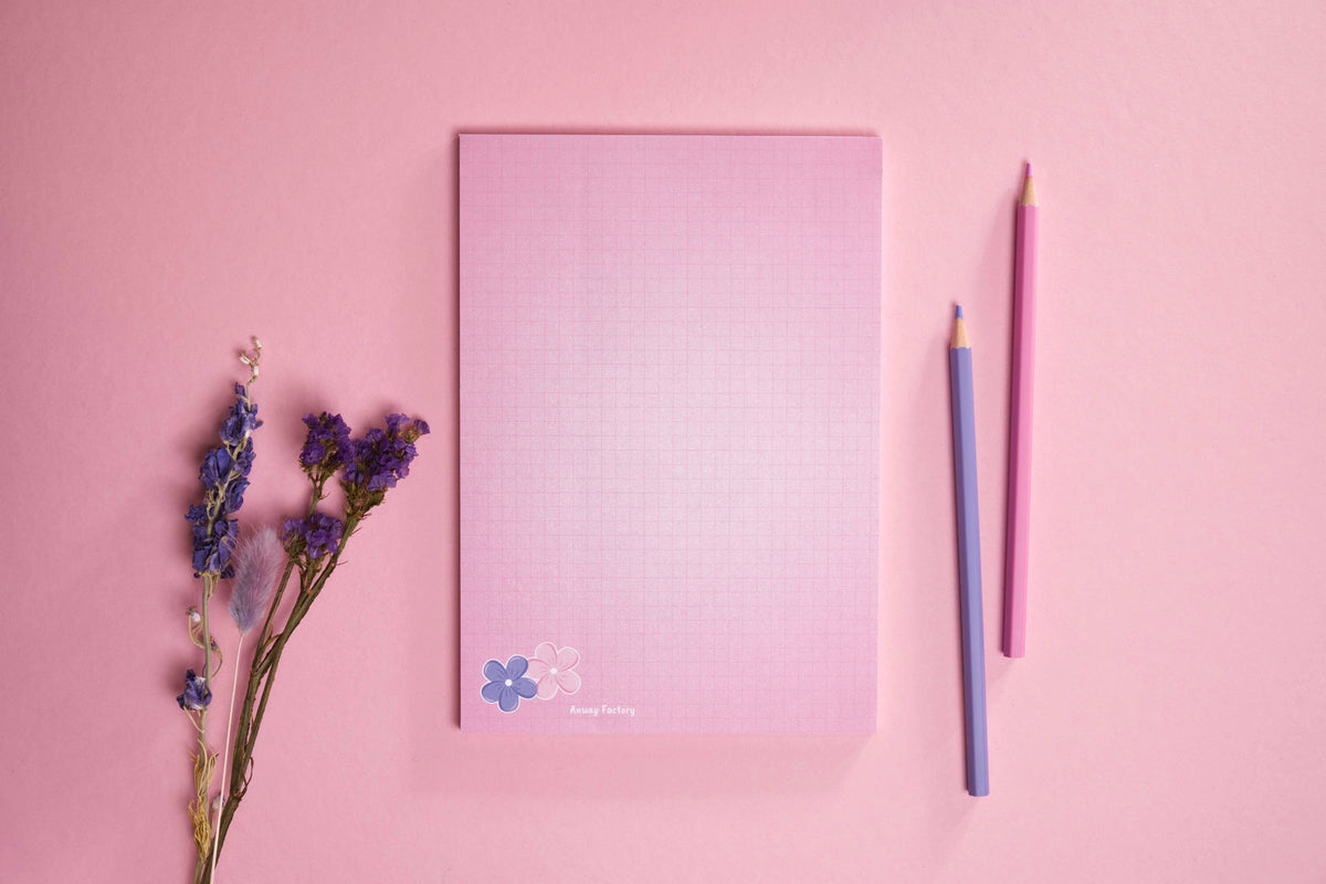 A5-Notizblock FLOWER im Hochformat mit 50 liebevoll gestalteten Blättern im floralen Design. Ideal zum Festhalten von Ideen, To-dos und Gedanken – ein verspielter Begleiter für den Alltag.