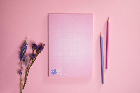 A5-Notizblock FLOWER im Hochformat mit 50 liebevoll gestalteten Blättern im floralen Design. Ideal zum Festhalten von Ideen, To-dos und Gedanken – ein verspielter Begleiter für den Alltag.