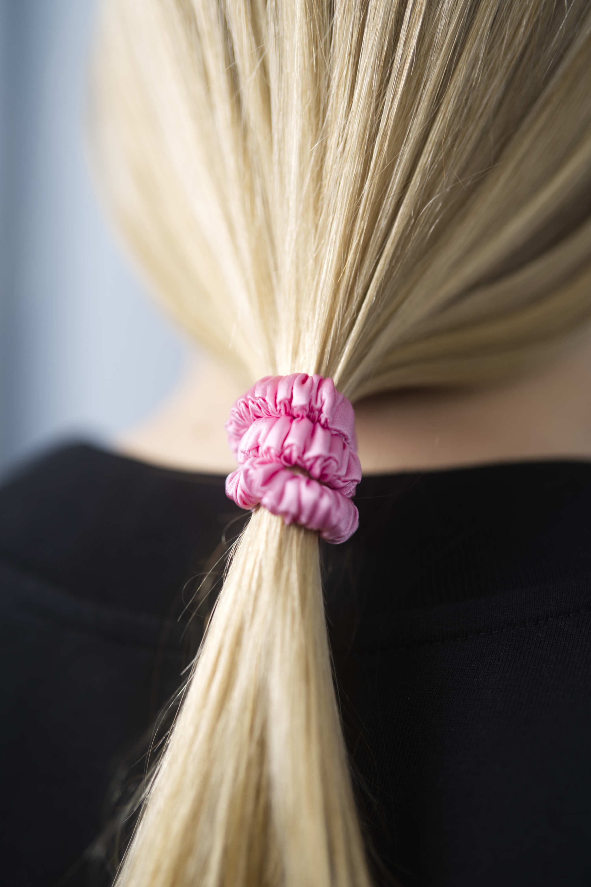 Seiden-Scrunchie in der Farbe Carmine – schonender Haargummi aus 100 % Seide für sanften Halt ohne Haarbruch.