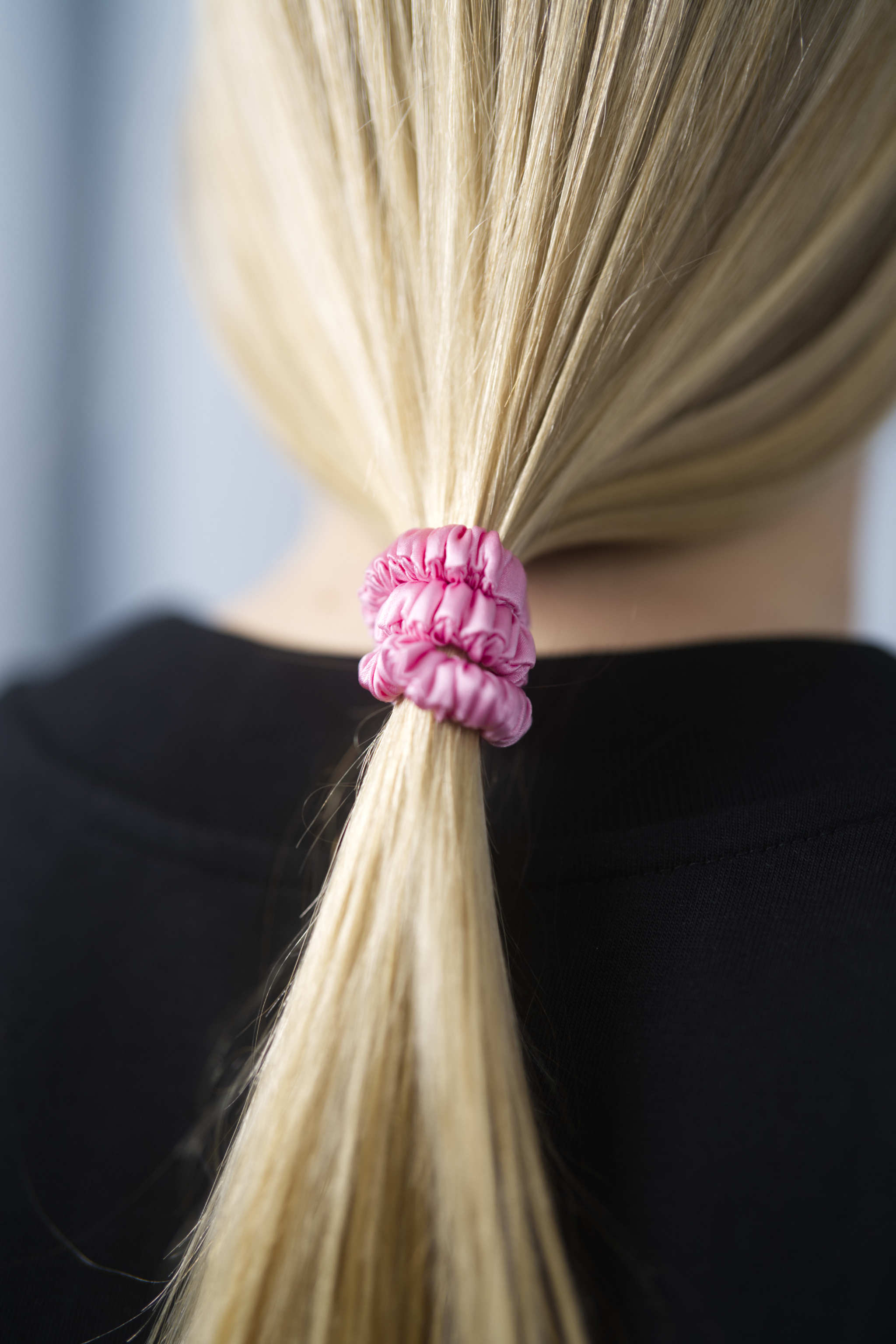 Seiden-Scrunchie in der Farbe Carmine – schonender Haargummi aus 100 % Seide für sanften Halt ohne Haarbruch.