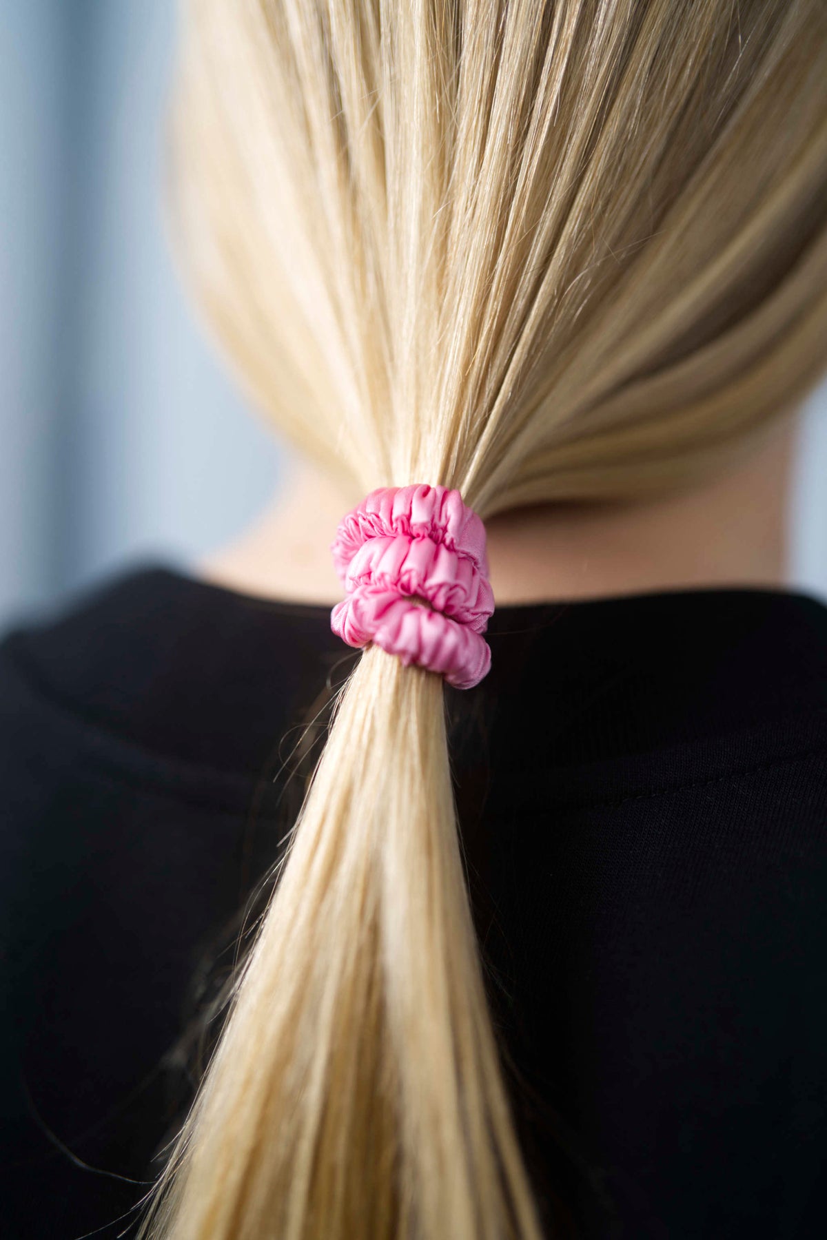 Seiden-Scrunchie in der Farbe Carmine – schonender Haargummi aus 100 % Seide für sanften Halt ohne Haarbruch.