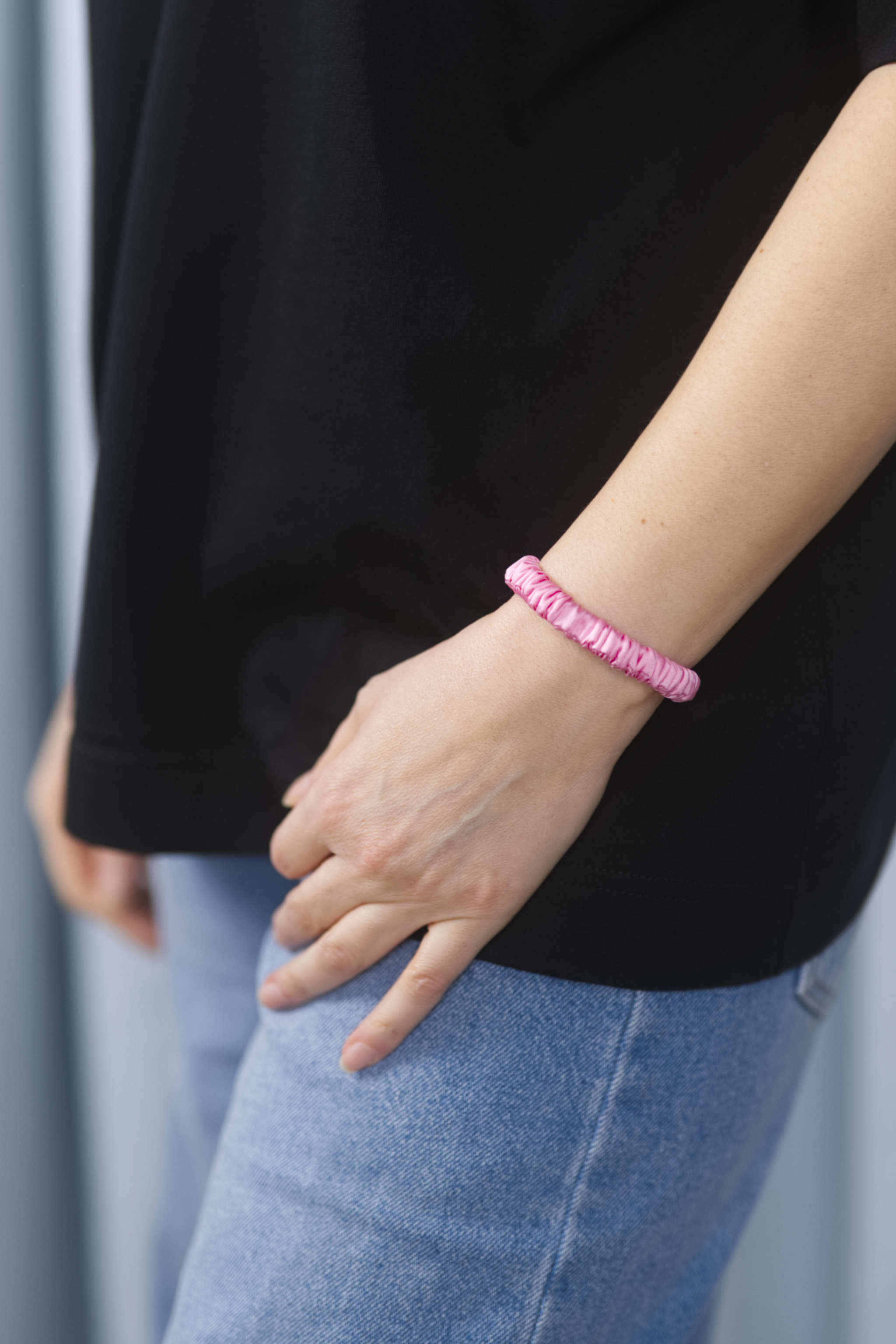 Seiden-Scrunchie in der Farbe Carmine – schonender Haargummi aus 100 % Seide für sanften Halt ohne Haarbruch.
