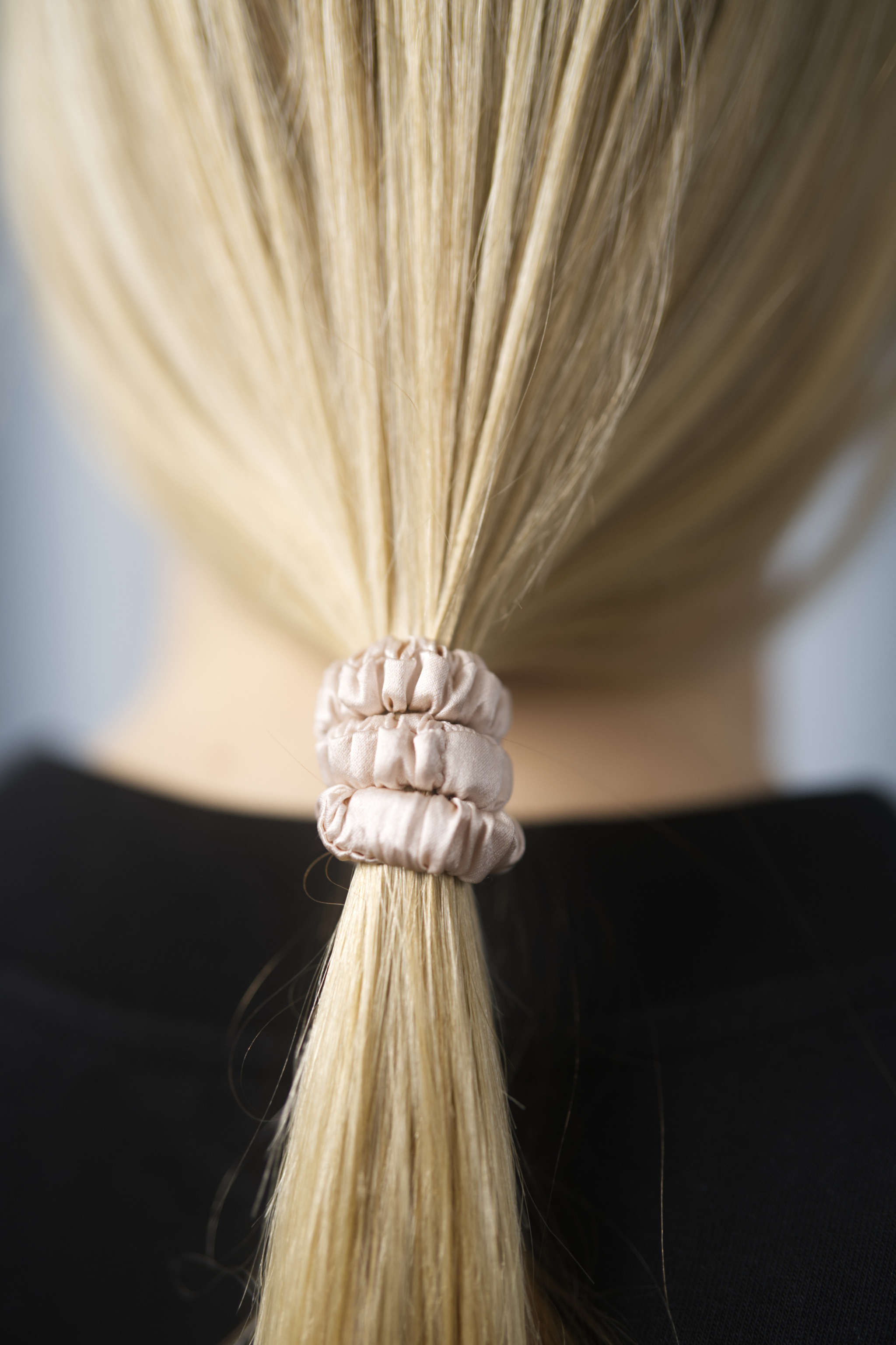 Seiden-Scrunchie in der Farbe Incarnadine – schonender Haargummi aus 100 % Seide für sanften Halt ohne Haarbruch.