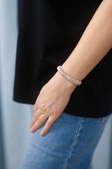 Seiden-Scrunchie in der Farbe Incarnadine – schonender Haargummi aus 100 % Seide für sanften Halt ohne Haarbruch.