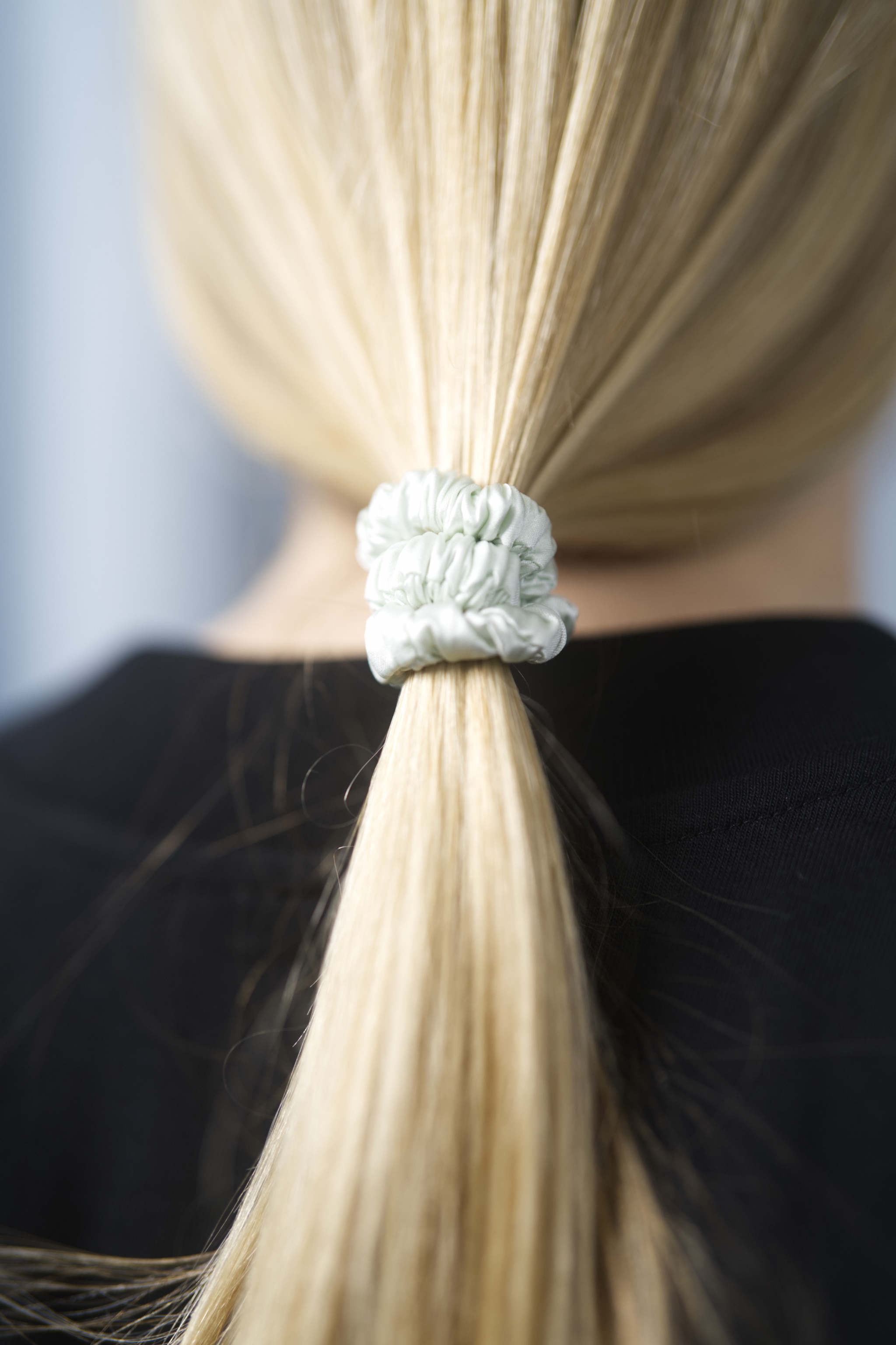 Seiden-Scrunchie in der Farbe Light Green – schonender Haargummi aus 100 % Seide für sanften Halt ohne Haarbruch.