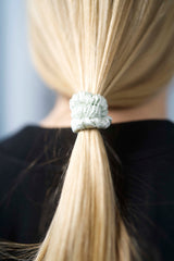 Seiden-Scrunchie in der Farbe Light Green – schonender Haargummi aus 100 % Seide für sanften Halt ohne Haarbruch.