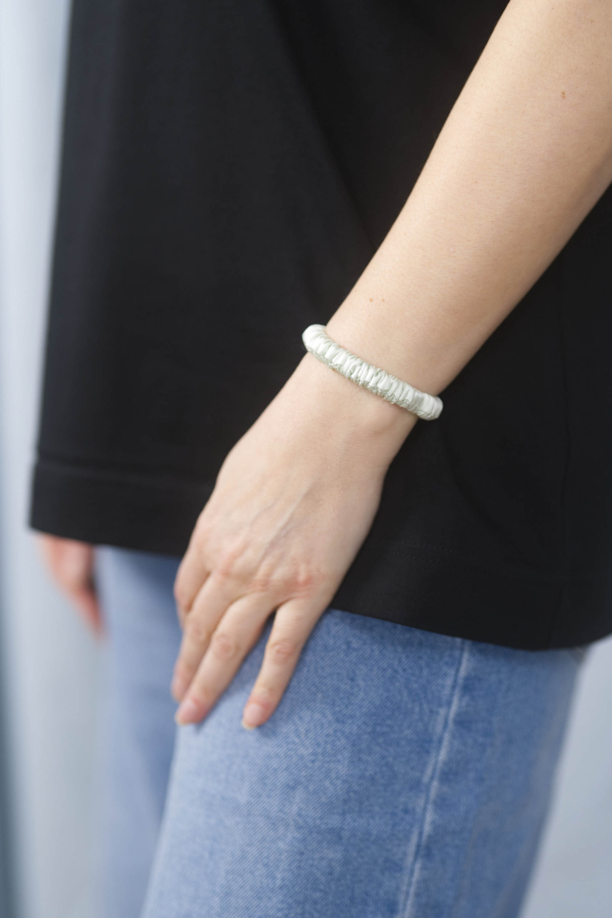 Seiden-Scrunchie in der Farbe Light Green – schonender Haargummi aus 100 % Seide für sanften Halt ohne Haarbruch.