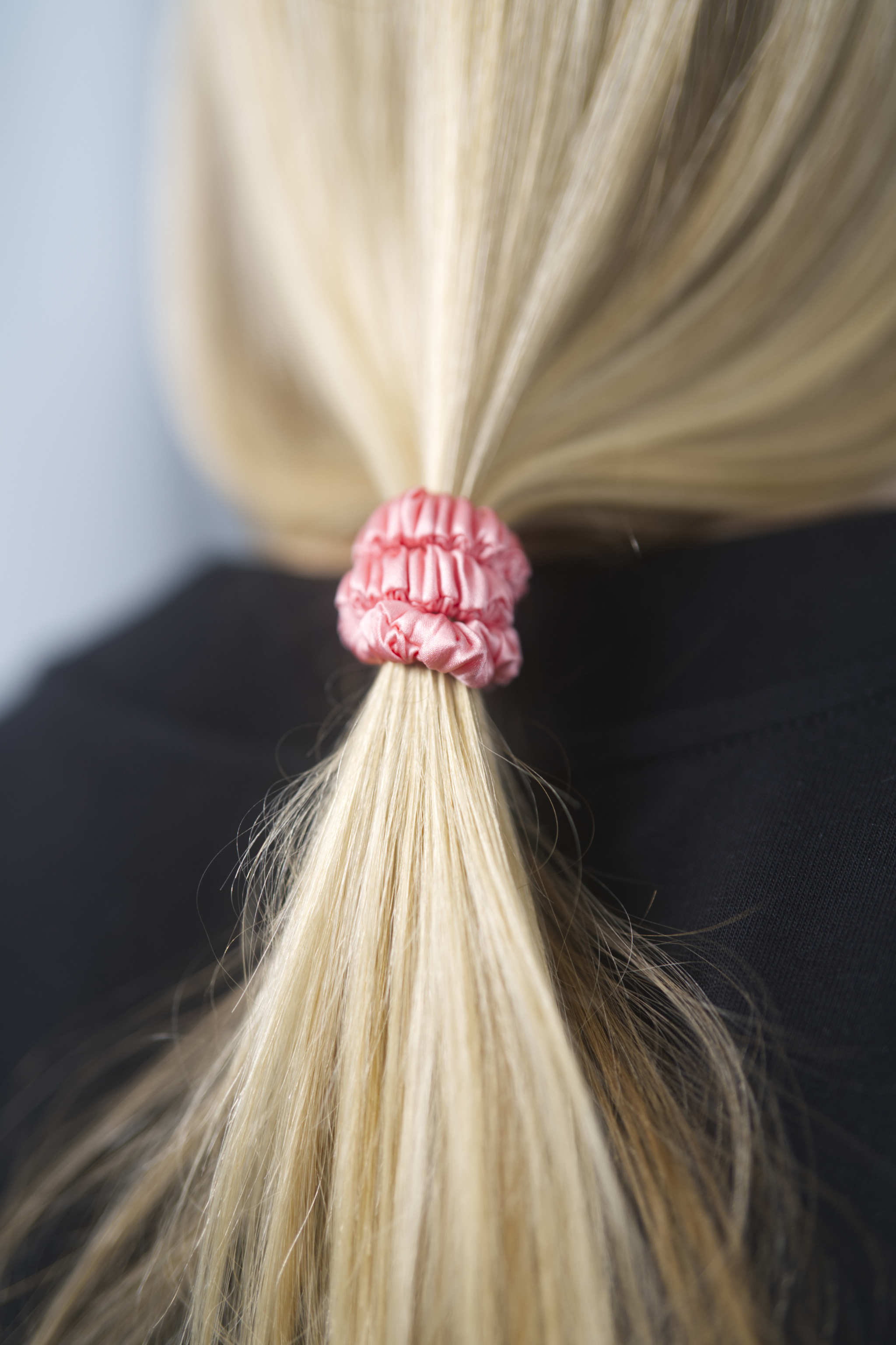 Seiden-Scrunchie in der Farbe Peach – schonender Haargummi aus 100 % Seide für sanften Halt ohne Haarbruch.