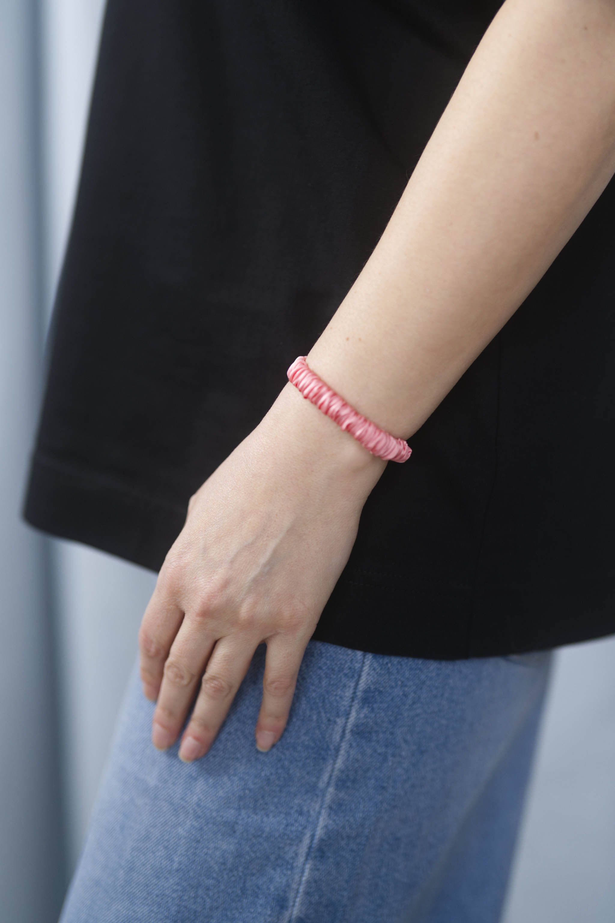 Seiden-Scrunchie in der Farbe Peach – schonender Haargummi aus 100 % Seide für sanften Halt ohne Haarbruch.