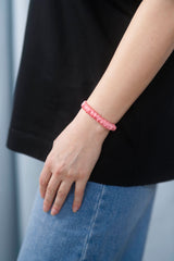 Seiden-Scrunchie in der Farbe Peach – schonender Haargummi aus 100 % Seide für sanften Halt ohne Haarbruch.