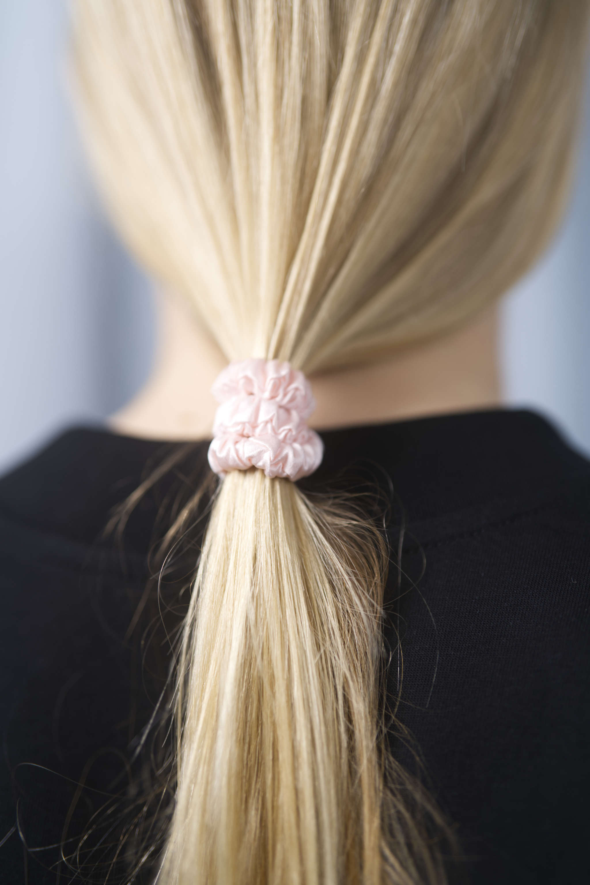 3er-Set Seiden-Scrunchie in der Farbe Pink – schonender Haargummi aus 100 % Seide für sanften Halt ohne Haarbruch.