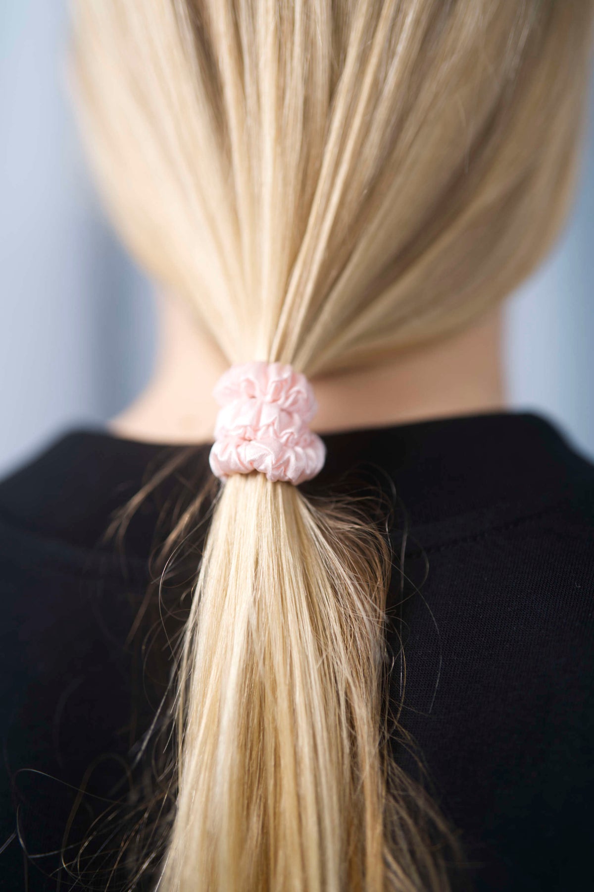 3er-Set Seiden-Scrunchie in der Farbe Pink – schonender Haargummi aus 100 % Seide für sanften Halt ohne Haarbruch.