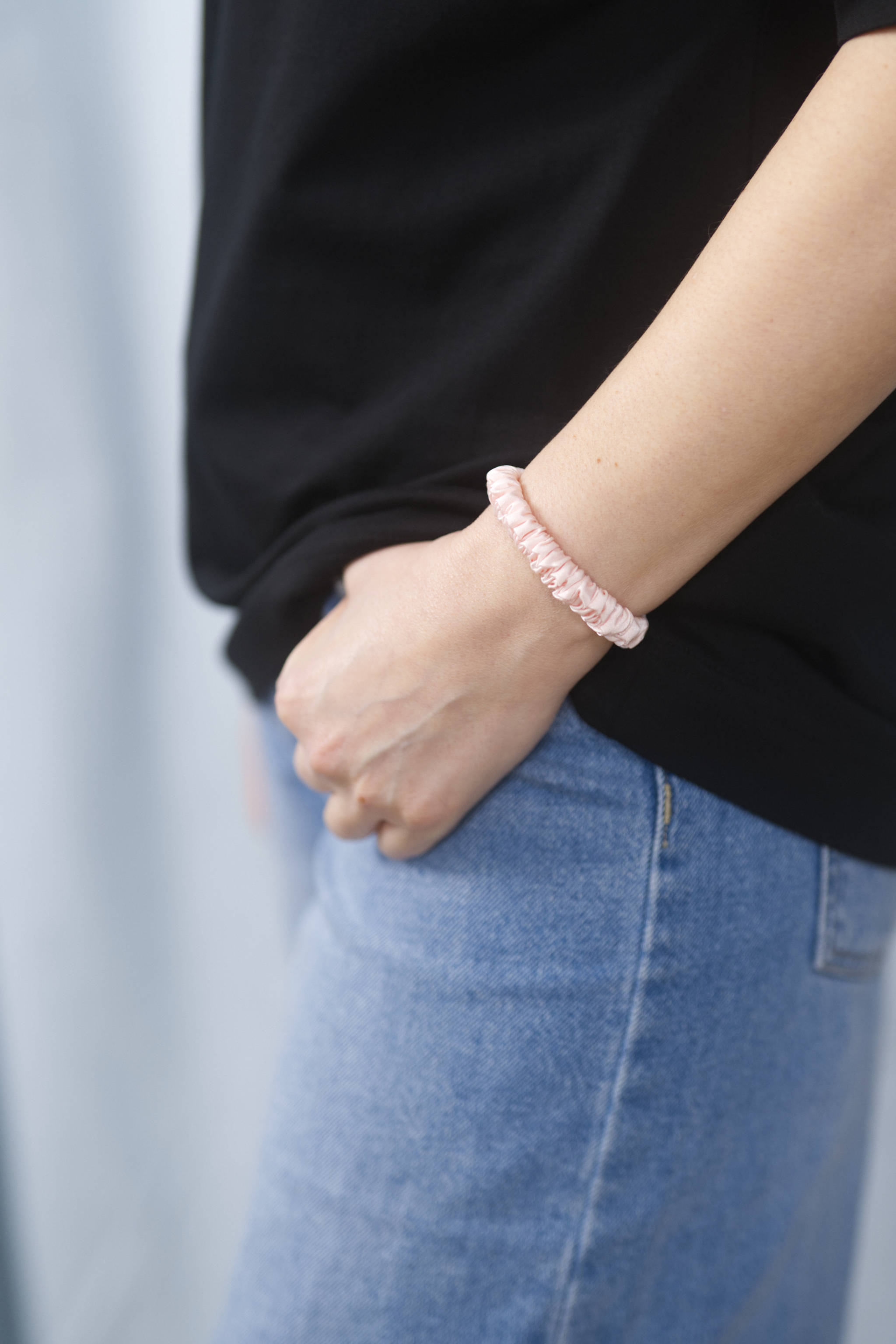 Seiden-Scrunchie in der Farbe Pink – schonender Haargummi aus 100 % Seide für sanften Halt ohne Haarbruch.