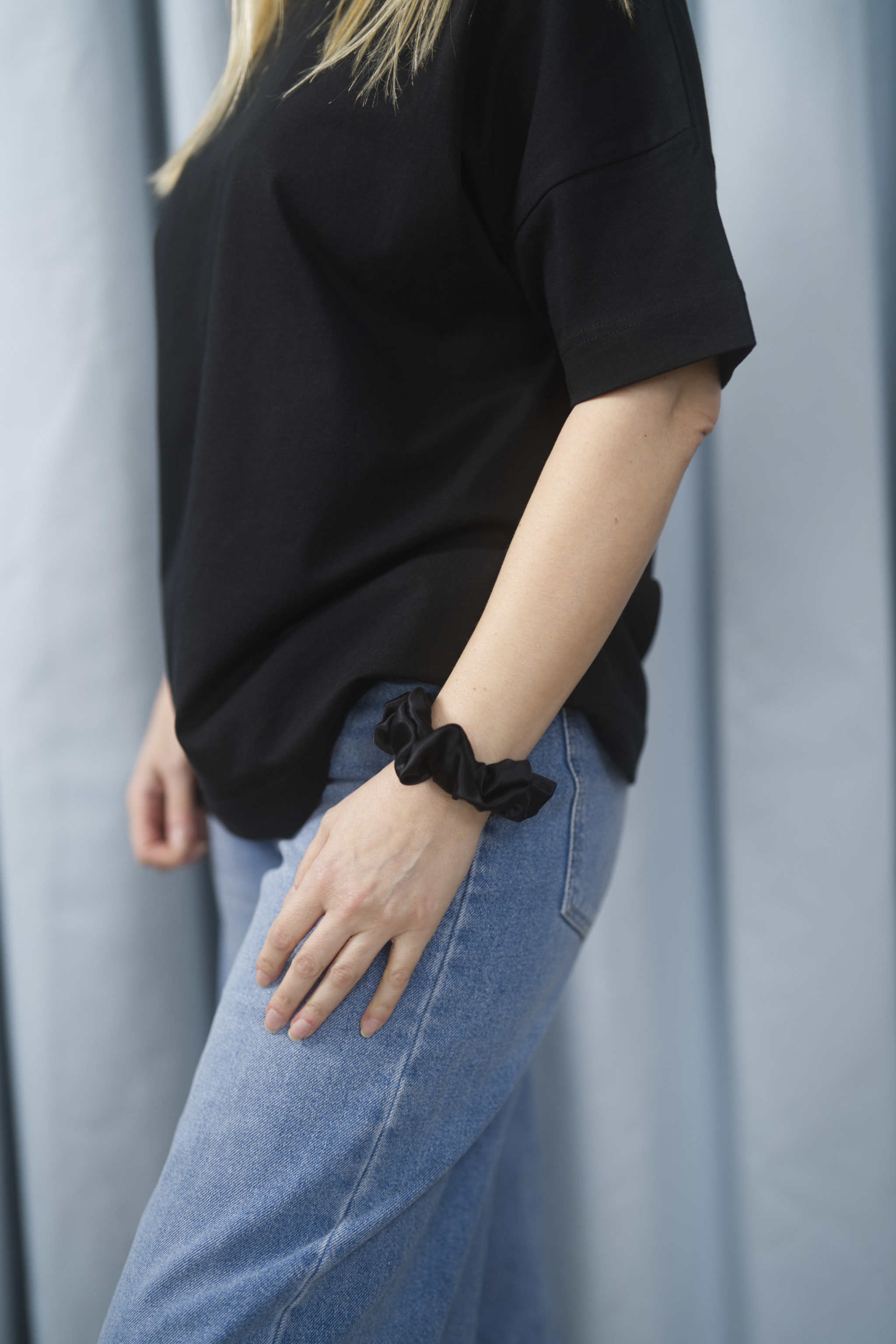 Midi Scrunchie aus 100 % Seide – sanfter Haargummi für optimalen Halt, elegantes Accessoire für Haare oder als Hingucker am Handgelenk in der Farbe Schwarz.