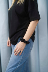 Midi Scrunchie aus 100 % Seide – sanfter Haargummi für optimalen Halt, elegantes Accessoire für Haare oder als Hingucker am Handgelenk in der Farbe Schwarz.