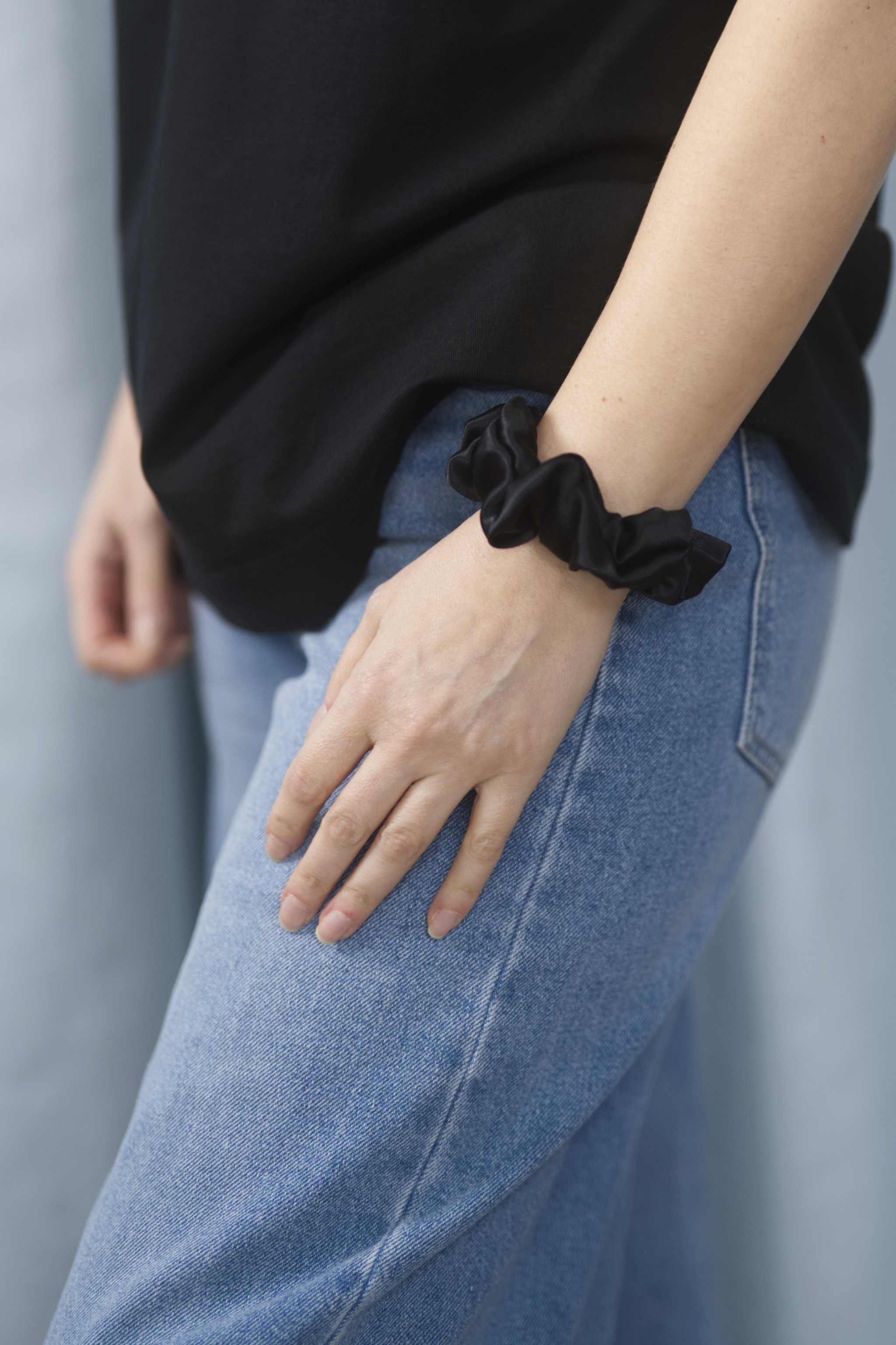 Midi Scrunchie aus 100 % Seide – sanfter Haargummi für optimalen Halt, elegantes Accessoire für Haare oder als Hingucker am Handgelenk in der Farbe Schwarz.