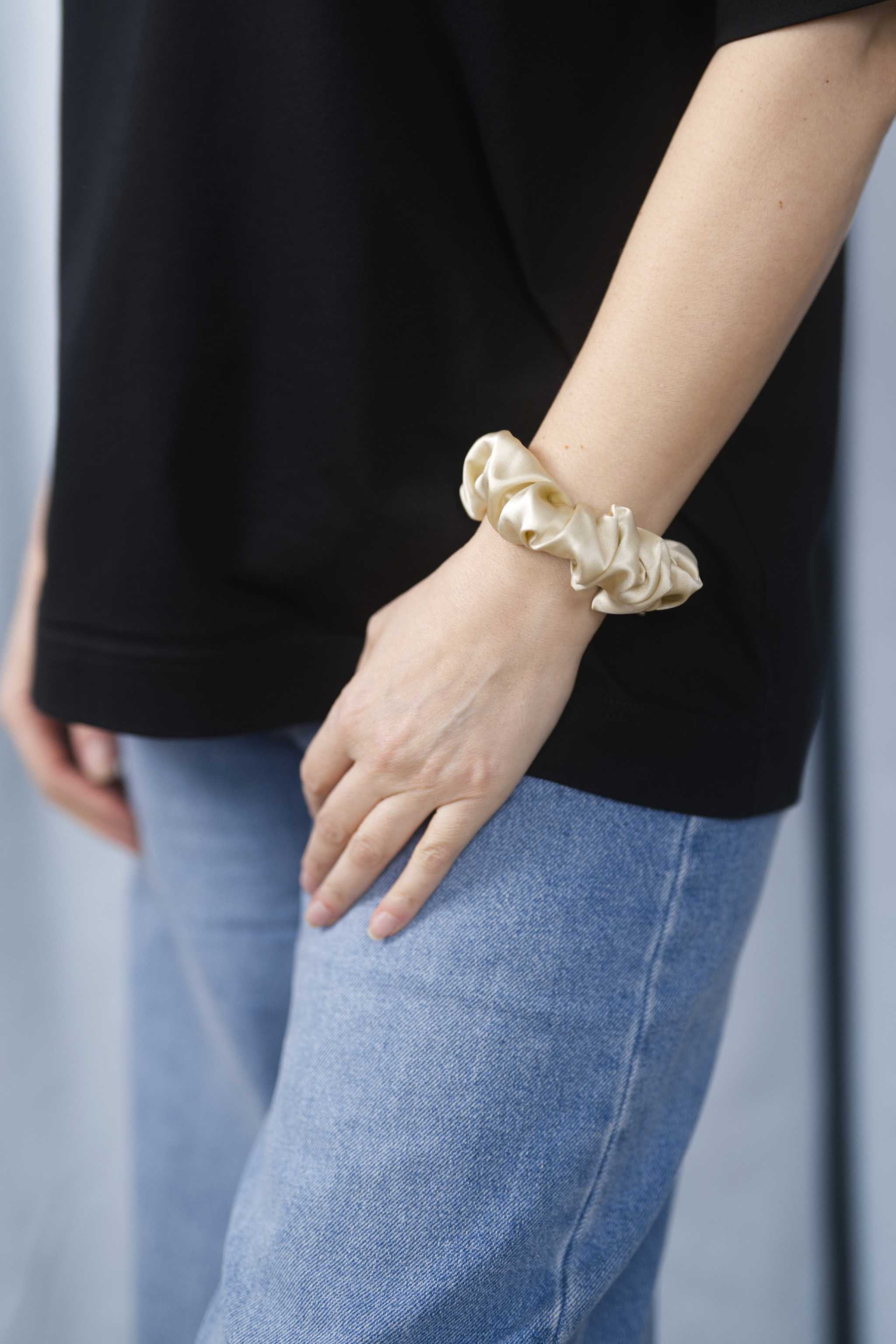 Midi Scrunchie aus 100 % Seide – sanfter Haargummi für optimalen Halt, elegantes Accessoire für Haare oder als Hingucker am Handgelenk in der Farbe Champagne.