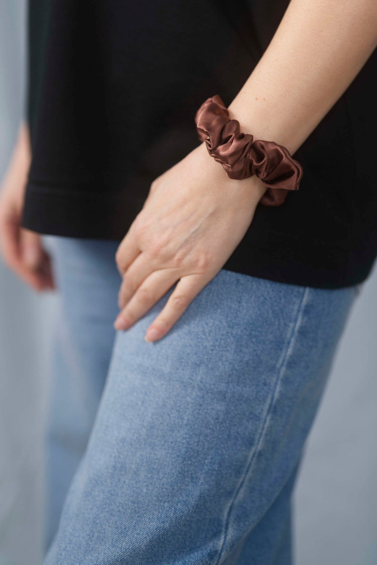 Midi Scrunchie aus 100 % Seide – sanfter Haargummi für optimalen Halt, elegantes Accessoire für Haare oder als Hingucker am Handgelenk in der Farbe Coffee.