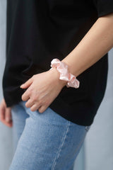 Midi Scrunchie aus 100 % Seide – sanfter Haargummi für optimalen Halt, elegantes Accessoire für Haare oder als Hingucker am Handgelenk in der Farbe Pink.