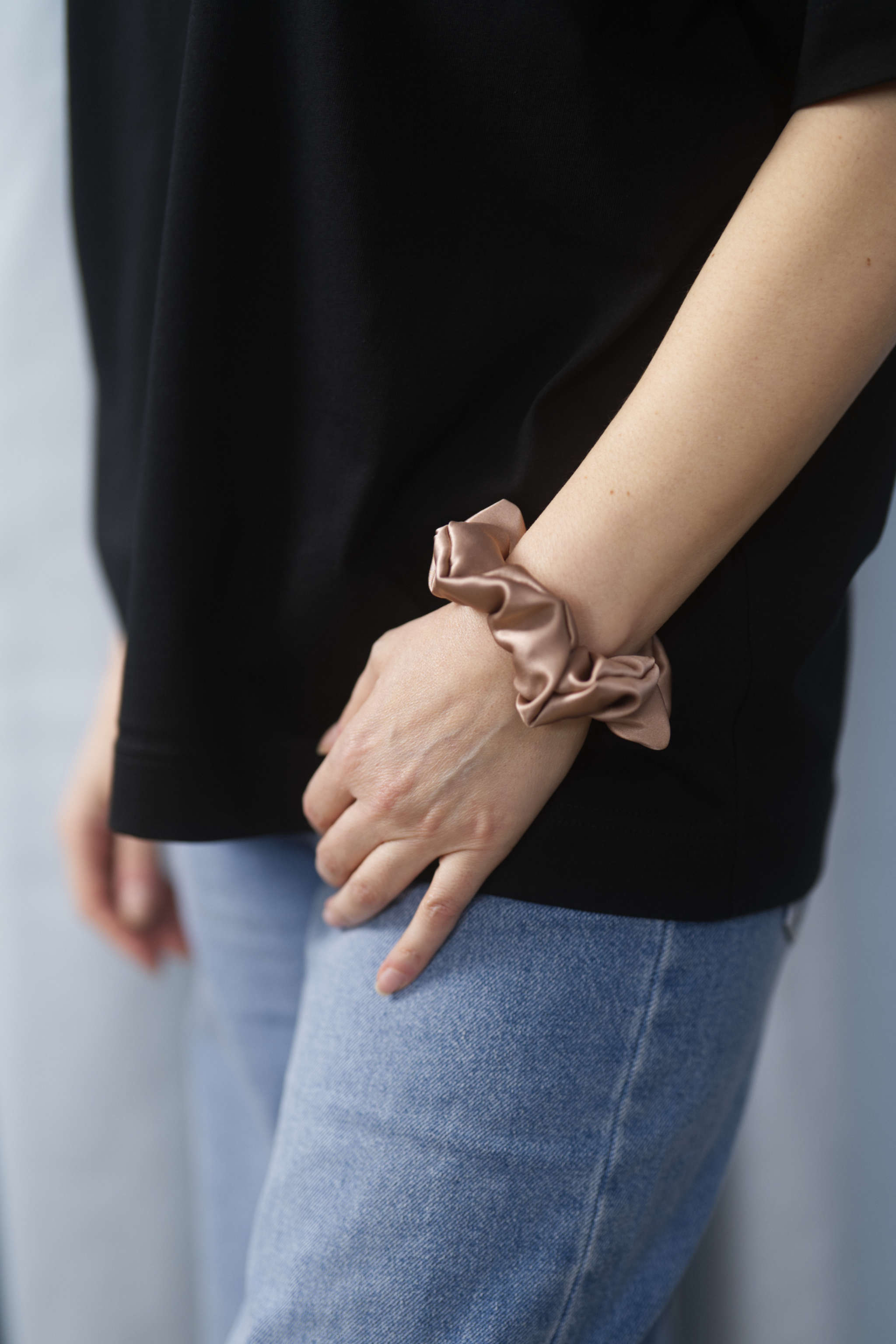 Midi Scrunchie aus 100 % Seide – sanfter Haargummi für optimalen Halt, elegantes Accessoire für Haare oder als Hingucker am Handgelenk in der Farbe Rose Pink.