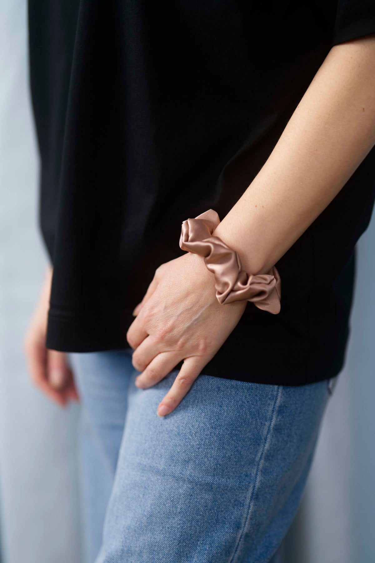 Midi Scrunchie aus 100 % Seide – sanfter Haargummi für optimalen Halt, elegantes Accessoire für Haare oder als Hingucker am Handgelenk in der Farbe Rose Pink.