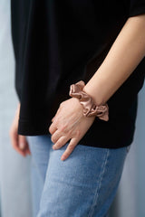 Midi Scrunchie aus 100 % Seide – sanfter Haargummi für optimalen Halt, elegantes Accessoire für Haare oder als Hingucker am Handgelenk in der Farbe Rose Pink.