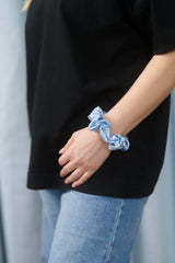 Midi Scrunchie aus 100 % Seide – sanfter Haargummi für optimalen Halt, elegantes Accessoire für Haare oder als Hingucker am Handgelenk in der Farbe Sky Blue.