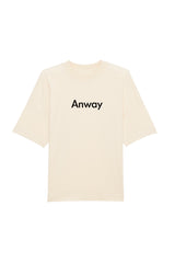 Oversized T-Shirt aus 100 % Bio-Baumwolle mit weitem, modernem Schnitt, erhältlich in Schwarz, Weiss und Natur. Individuell gestaltbar mit Wunschmotiv und frei wählbarer Platzierung. Weiche Qualität, überschnittene Ärmelansätze und lässiger Style für maximalen Tragekomfort. Mit Anway-Schriftzug in serifenloser, fetter Schrift auf der Vorderseite.