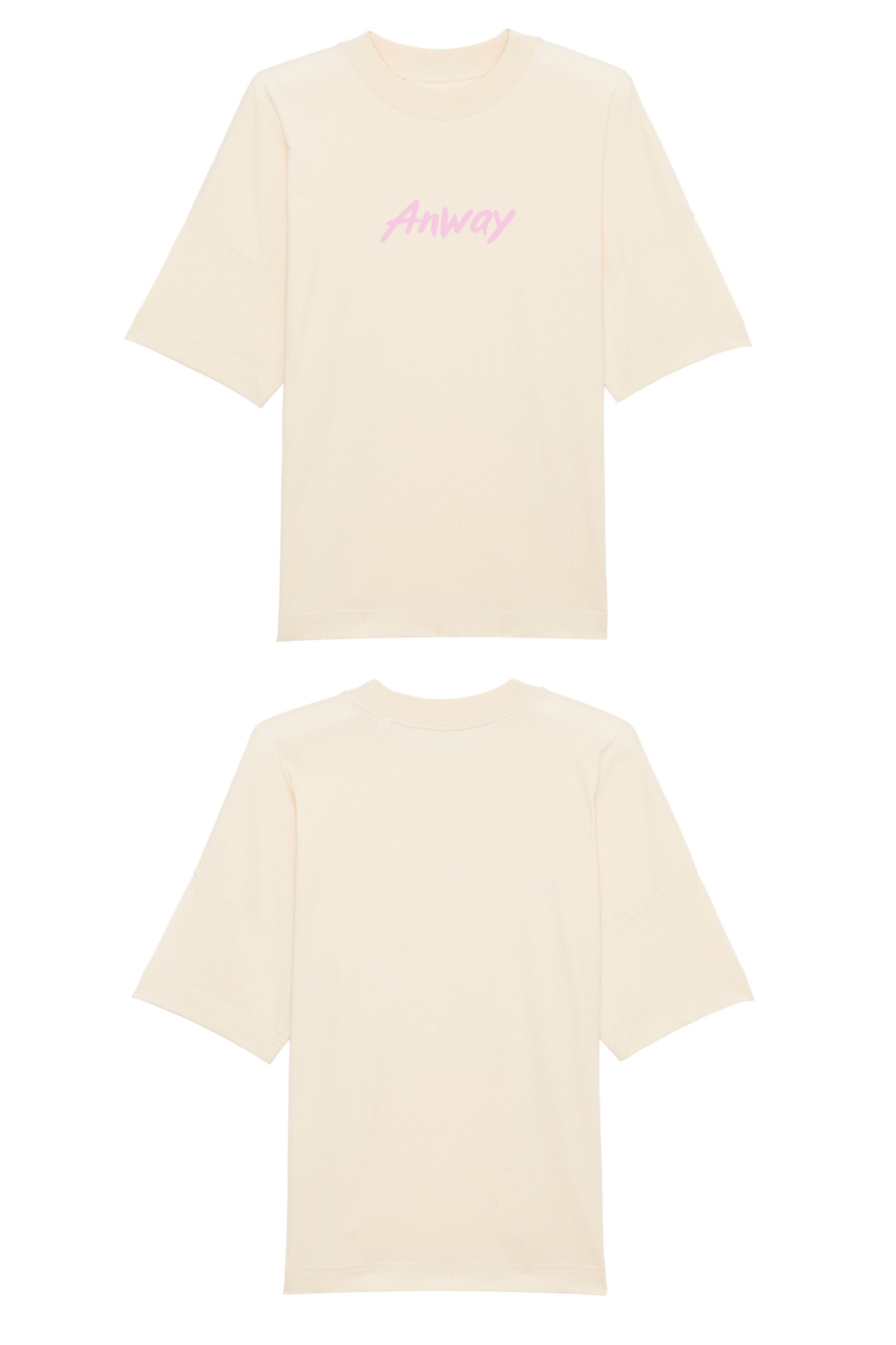 Oversized T-Shirt aus 100 % Bio-Baumwolle mit weitem, modernem Schnitt, erhältlich in Schwarz, Weiss und Natur. Individuell gestaltbar mit Wunschmotiv und frei wählbarer Platzierung. Weiche Qualität, überschnittene Ärmelansätze und lässiger Style für maximalen Tragekomfort. Mit Anway-Logo in Pinsel-Schrift auf der Vorderseite.