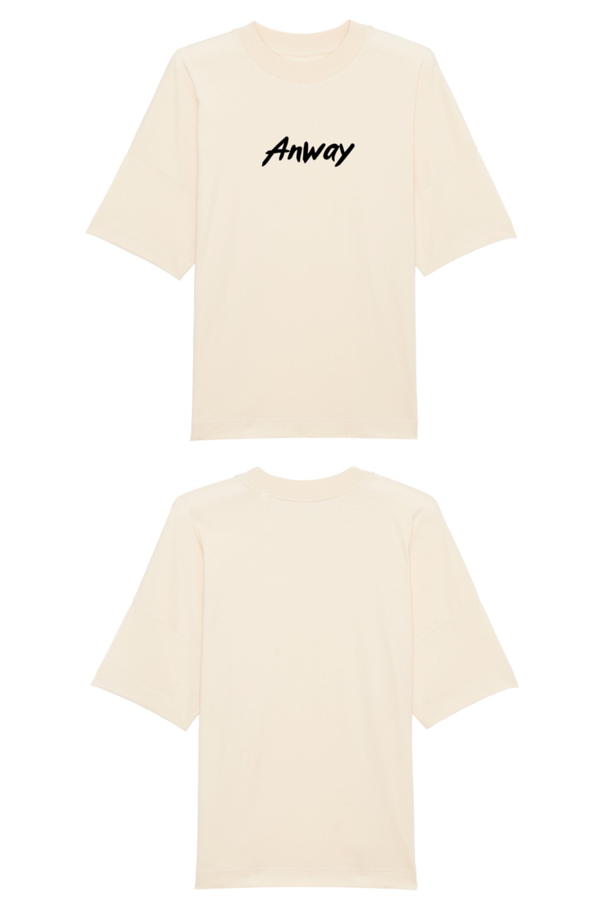 Oversized T-Shirt aus 100 % Bio-Baumwolle mit weitem, modernem Schnitt, erhältlich in Schwarz, Weiss und Natur. Individuell gestaltbar mit Wunschmotiv und frei wählbarer Platzierung. Weiche Qualität, überschnittene Ärmelansätze und lässiger Style für maximalen Tragekomfort. Mit Anway-Logo in Pinsel-Schrift auf der Vorderseite.