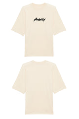 Oversized T-Shirt aus 100 % Bio-Baumwolle mit weitem, modernem Schnitt, erhältlich in Schwarz, Weiss und Natur. Individuell gestaltbar mit Wunschmotiv und frei wählbarer Platzierung. Weiche Qualität, überschnittene Ärmelansätze und lässiger Style für maximalen Tragekomfort. Mit Anway-Logo in Pinsel-Schrift auf der Vorderseite.