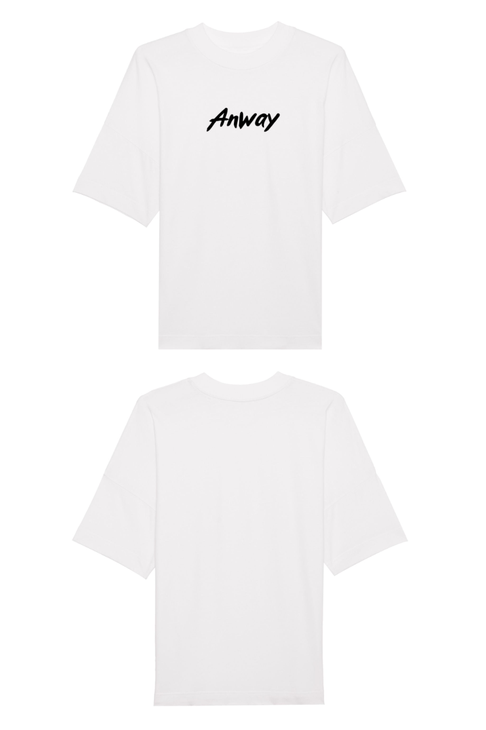 Oversized T-Shirt aus 100 % Bio-Baumwolle mit weitem, modernem Schnitt, erhältlich in Schwarz, Weiss und Natur. Individuell gestaltbar mit Wunschmotiv und frei wählbarer Platzierung. Weiche Qualität, überschnittene Ärmelansätze und lässiger Style für maximalen Tragekomfort. Mit Anway-Logo in Pinsel-Schrift auf der Vorderseite.