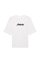 Oversized T-Shirt aus 100 % Bio-Baumwolle mit weitem, modernem Schnitt, erhältlich in Schwarz, Weiss und Natur. Individuell gestaltbar mit Wunschmotiv und frei wählbarer Platzierung. Weiche Qualität, überschnittene Ärmelansätze und lässiger Style für maximalen Tragekomfort. Mit Anway-Logo in Pinsel-Schrift auf der Vorderseite.