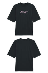 Oversized T-Shirt aus 100 % Bio-Baumwolle mit weitem, modernem Schnitt, erhältlich in Schwarz, Weiss und Natur. Individuell gestaltbar mit Wunschmotiv und frei wählbarer Platzierung. Weiche Qualität, überschnittene Ärmelansätze und lässiger Style für maximalen Tragekomfort. Mit Anway-Schriftzug in serifenloser, fetter Schrift auf der Vorderseite.