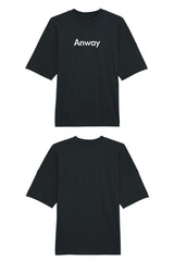 Oversized T-Shirt aus 100 % Bio-Baumwolle mit weitem, modernem Schnitt, erhältlich in Schwarz, Weiss und Natur. Individuell gestaltbar mit Wunschmotiv und frei wählbarer Platzierung. Weiche Qualität, überschnittene Ärmelansätze und lässiger Style für maximalen Tragekomfort. Mit Anway-Schriftzug in serifenloser, fetter Schrift auf der Vorderseite.