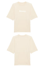 Oversized T-Shirt aus 100 % Bio-Baumwolle mit weitem, modernem Schnitt, erhältlich in Schwarz, Weiss und Natur. Individuell gestaltbar mit Wunschmotiv und frei wählbarer Platzierung. Weiche Qualität, überschnittene Ärmelansätze und lässiger Style für maximalen Tragekomfort. Mit Anway-Schriftzug in serifenloser, fetter Schrift auf der Vorderseite.