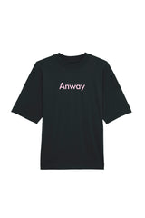 Oversized T-Shirt aus 100 % Bio-Baumwolle mit weitem, modernem Schnitt, erhältlich in Schwarz, Weiss und Natur. Individuell gestaltbar mit Wunschmotiv und frei wählbarer Platzierung. Weiche Qualität, überschnittene Ärmelansätze und lässiger Style für maximalen Tragekomfort. Mit Anway-Schriftzug in serifenloser, fetter Schrift auf der Vorderseite.