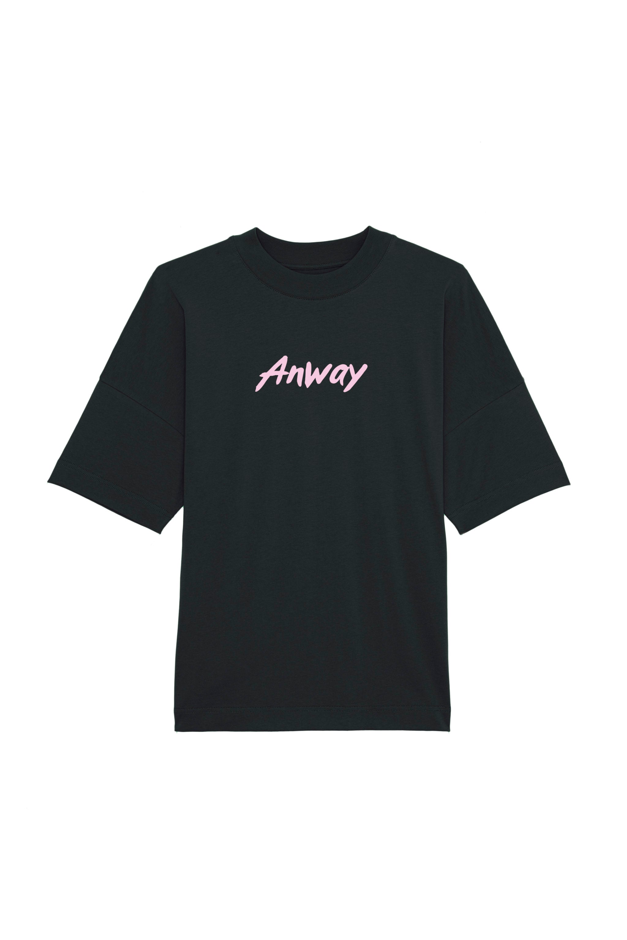 Oversized T-Shirt aus 100 % Bio-Baumwolle mit weitem, modernem Schnitt, erhältlich in Schwarz, Weiss und Natur. Individuell gestaltbar mit Wunschmotiv und frei wählbarer Platzierung. Weiche Qualität, überschnittene Ärmelansätze und lässiger Style für maximalen Tragekomfort. Mit Anway-Logo in Pinsel-Schrift auf der Vorderseite.