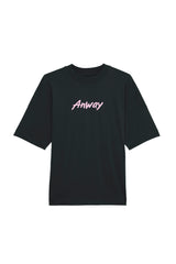 Oversized T-Shirt aus 100 % Bio-Baumwolle mit weitem, modernem Schnitt, erhältlich in Schwarz, Weiss und Natur. Individuell gestaltbar mit Wunschmotiv und frei wählbarer Platzierung. Weiche Qualität, überschnittene Ärmelansätze und lässiger Style für maximalen Tragekomfort. Mit Anway-Logo in Pinsel-Schrift auf der Vorderseite.