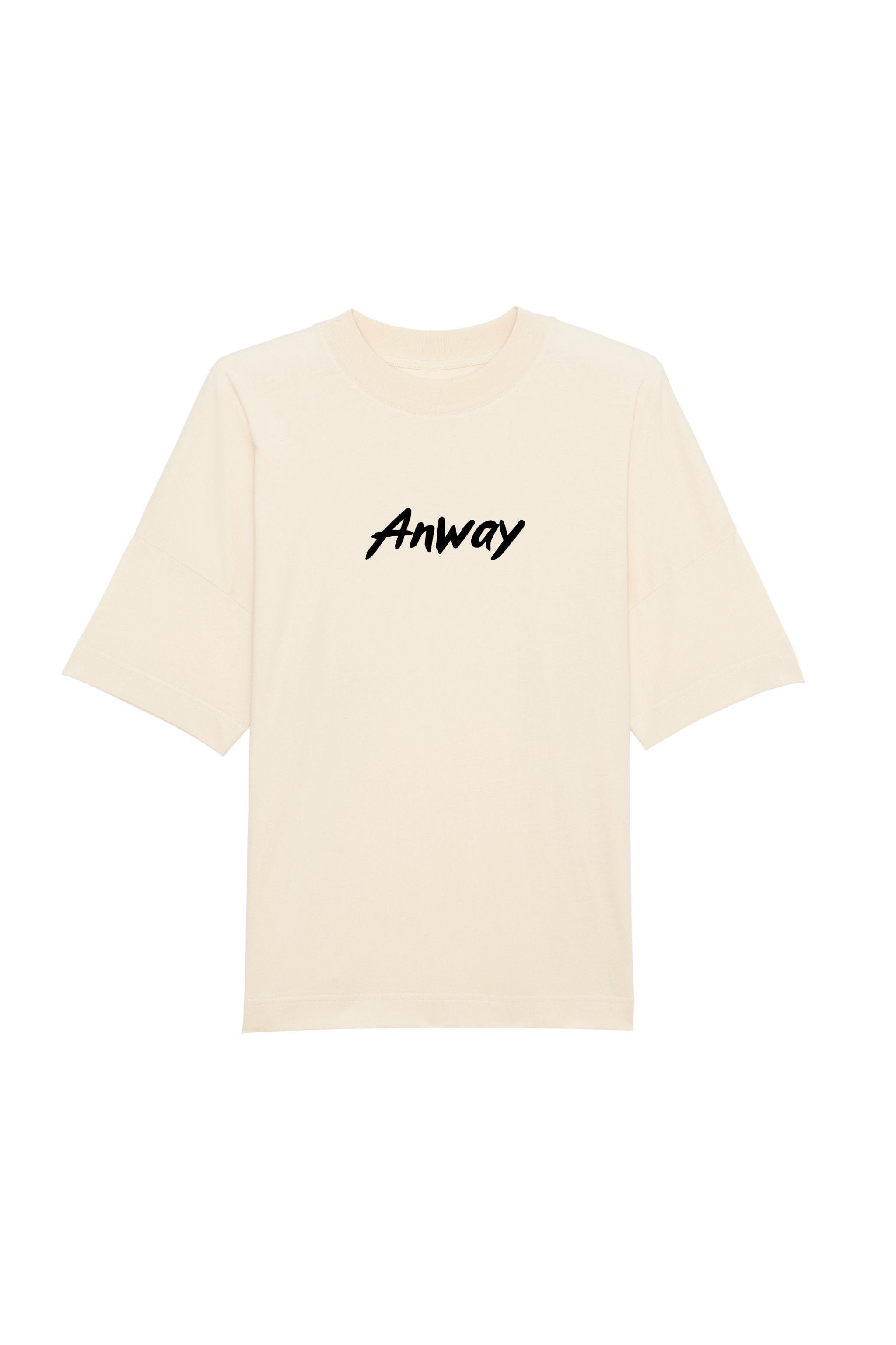 Oversized T-Shirt aus 100 % Bio-Baumwolle mit weitem, modernem Schnitt, erhältlich in Schwarz, Weiss und Natur. Individuell gestaltbar mit Wunschmotiv und frei wählbarer Platzierung. Weiche Qualität, überschnittene Ärmelansätze und lässiger Style für maximalen Tragekomfort. Mit Anway-Logo in Pinsel-Schrift auf der Vorderseite.