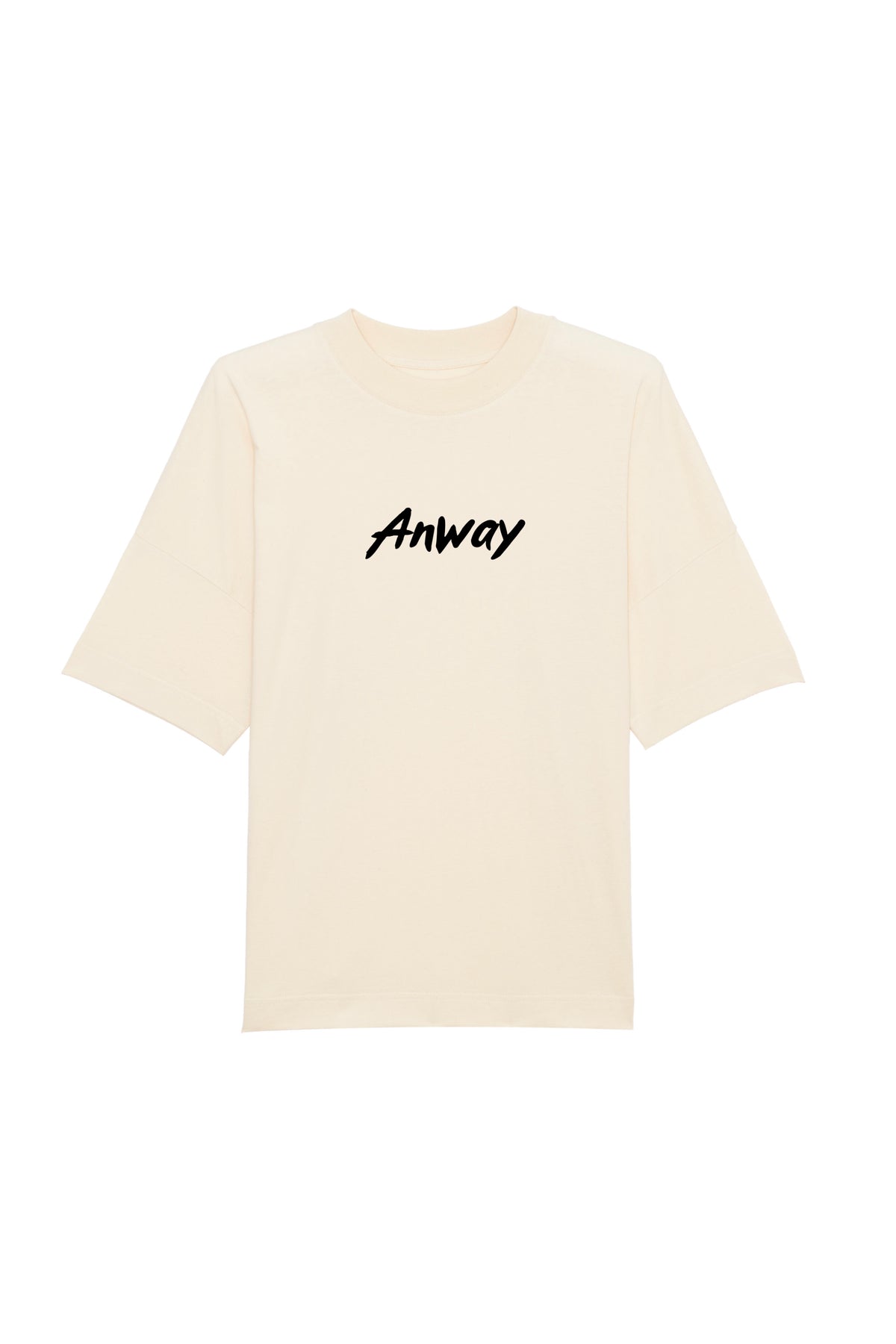 Oversized T-Shirt aus 100 % Bio-Baumwolle mit weitem, modernem Schnitt, erhältlich in Schwarz, Weiss und Natur. Individuell gestaltbar mit Wunschmotiv und frei wählbarer Platzierung. Weiche Qualität, überschnittene Ärmelansätze und lässiger Style für maximalen Tragekomfort. Mit Anway-Logo in Pinsel-Schrift auf der Vorderseite.