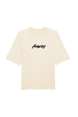 Oversized T-Shirt aus 100 % Bio-Baumwolle mit weitem, modernem Schnitt, erhältlich in Schwarz, Weiss und Natur. Individuell gestaltbar mit Wunschmotiv und frei wählbarer Platzierung. Weiche Qualität, überschnittene Ärmelansätze und lässiger Style für maximalen Tragekomfort. Mit Anway-Logo in Pinsel-Schrift auf der Vorderseite.