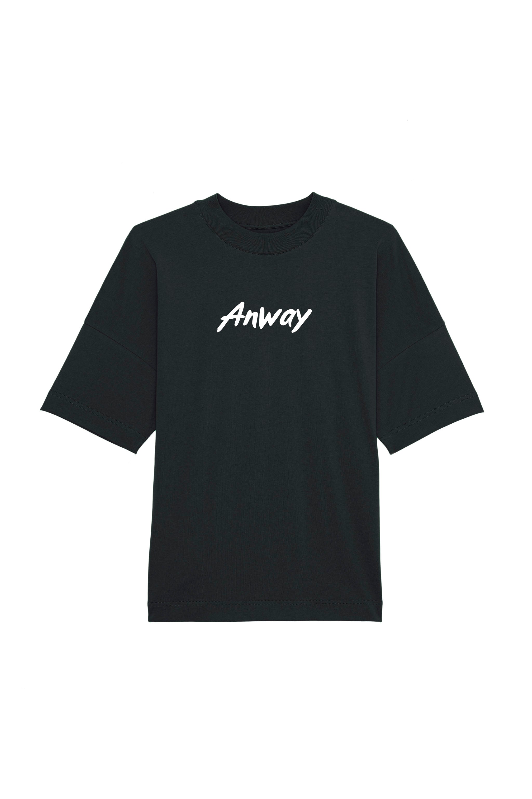 Oversized T-Shirt aus 100 % Bio-Baumwolle mit weitem, modernem Schnitt, erhältlich in Schwarz, Weiss und Natur. Individuell gestaltbar mit Wunschmotiv und frei wählbarer Platzierung. Weiche Qualität, überschnittene Ärmelansätze und lässiger Style für maximalen Tragekomfort. Mit Anway-Logo in Pinsel-Schrift auf der Vorderseite.