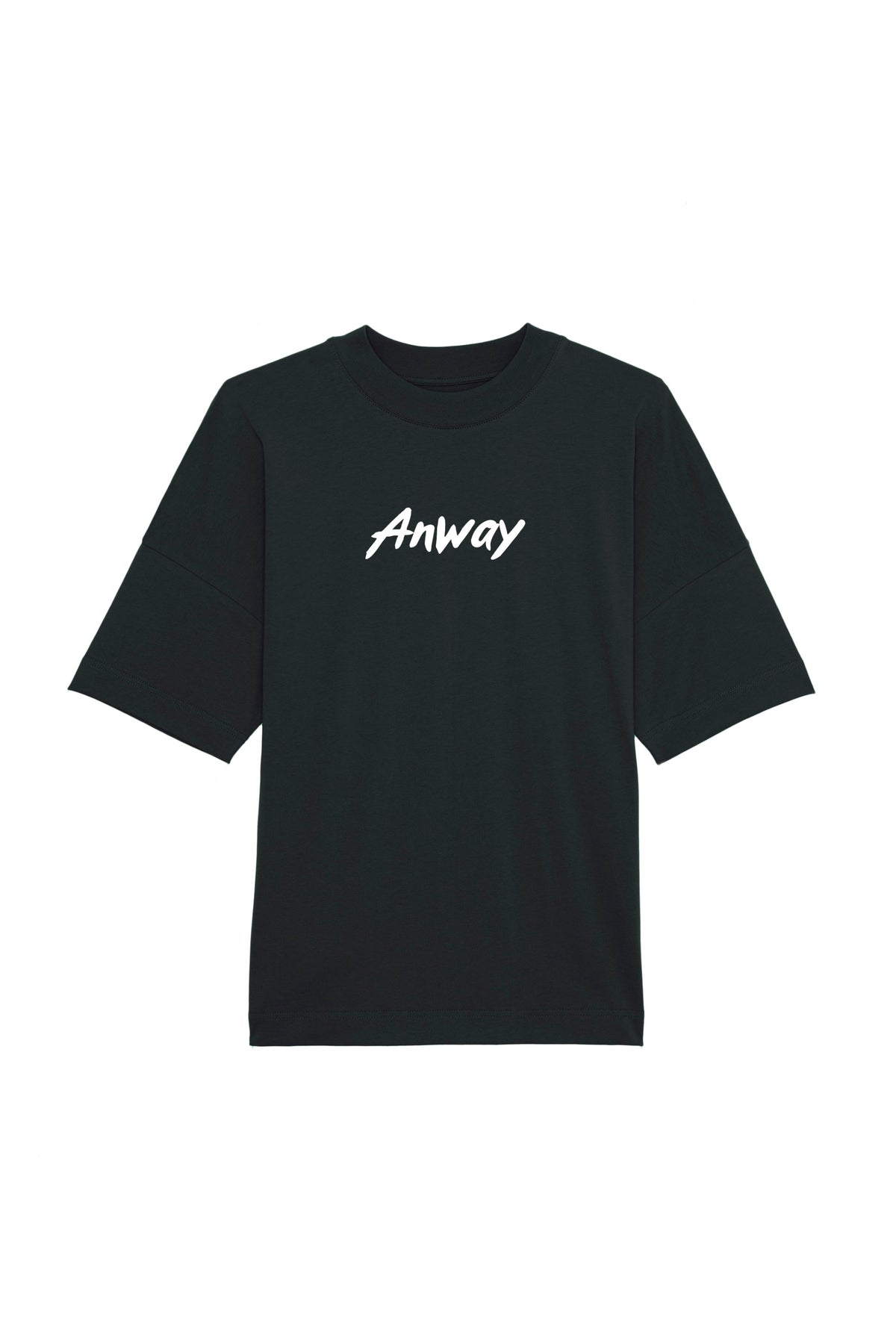 Oversized T-Shirt aus 100 % Bio-Baumwolle mit weitem, modernem Schnitt, erhältlich in Schwarz, Weiss und Natur. Individuell gestaltbar mit Wunschmotiv und frei wählbarer Platzierung. Weiche Qualität, überschnittene Ärmelansätze und lässiger Style für maximalen Tragekomfort. Mit Anway-Logo in Pinsel-Schrift auf der Vorderseite.