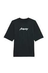 Oversized T-Shirt aus 100 % Bio-Baumwolle mit weitem, modernem Schnitt, erhältlich in Schwarz, Weiss und Natur. Individuell gestaltbar mit Wunschmotiv und frei wählbarer Platzierung. Weiche Qualität, überschnittene Ärmelansätze und lässiger Style für maximalen Tragekomfort. Mit Anway-Logo in Pinsel-Schrift auf der Vorderseite.