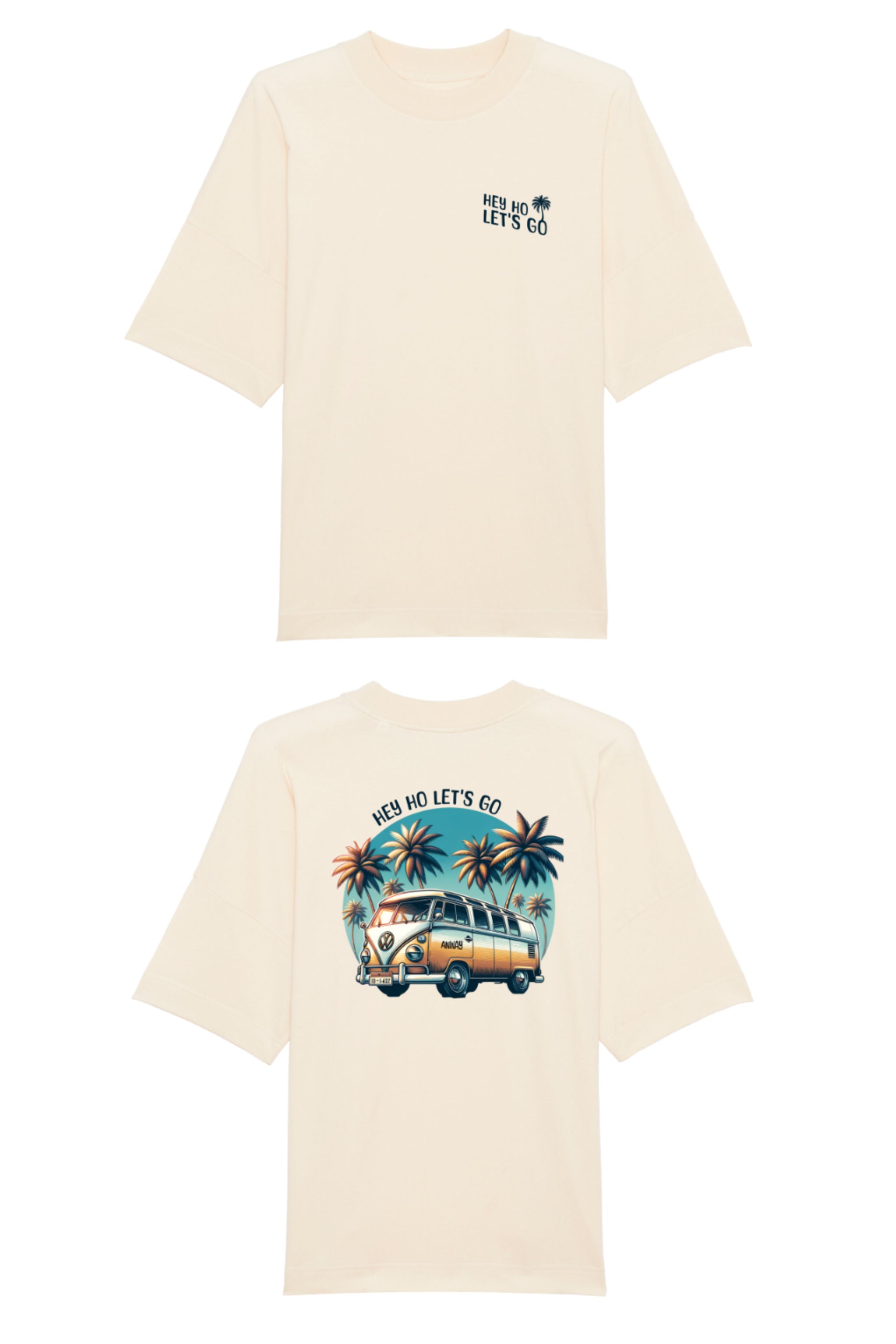 Oversized T-Shirt aus 100 % Bio-Baumwolle mit weitem, modernem Schnitt, erhältlich in Schwarz, Weiss und Natur. Individuell gestaltbar mit Wunschmotiv und frei wählbarer Platzierung. Weiche Qualität, überschnittene Ärmelansätze und lässiger Style für maximalen Tragekomfort. Mit Retro-Bus-Print, Palmen und „HEY HO LET'S GO“-Schriftzug.